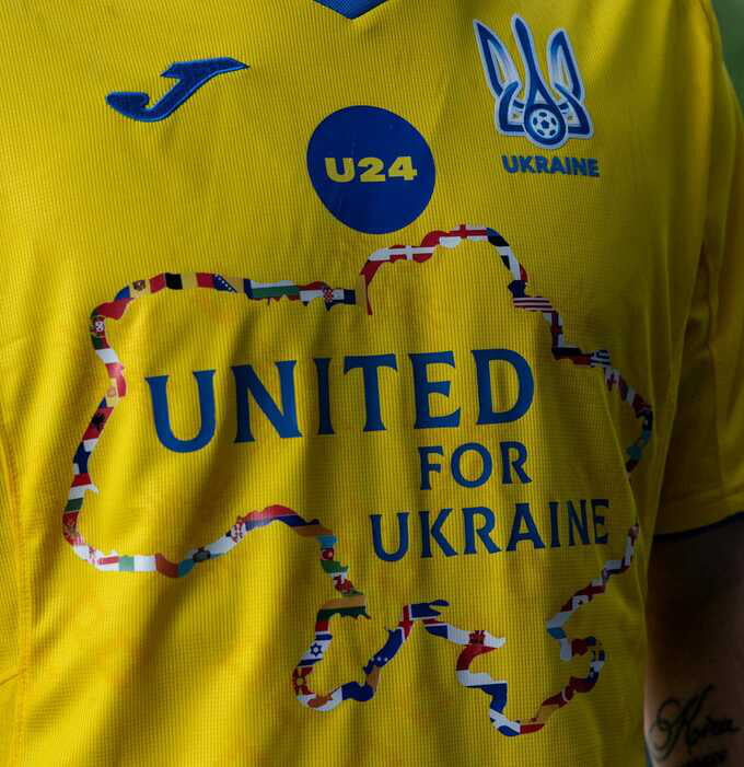 The football T-shirt depicts a map of Ukraine in the colors of the flags of countries that support Ukraine in its ongoing war with Russia. After the match, the T-shirts will be sold at auction and the proceeds will be donated to charity.